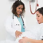 Médico examinando a paciente embarazada