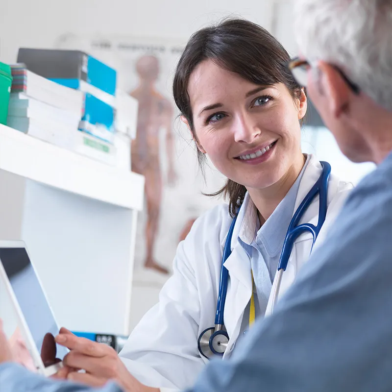 Médico atendiendo a paciente